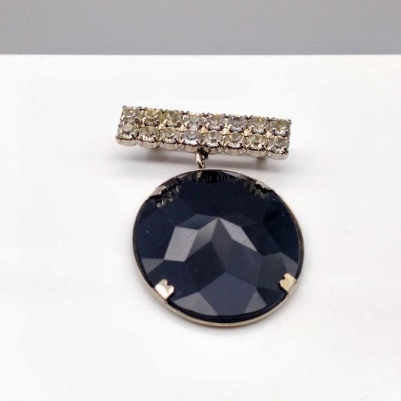 Vintage Glitz Brooch with Dangling Faceted Black Cabochon Oval in Silver Tone - Picture 3 of 4